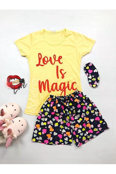 Pijama dama ieftina bumbac cu tricou galben si pantaloni scurti colorati cu imprimeu Love is Magic