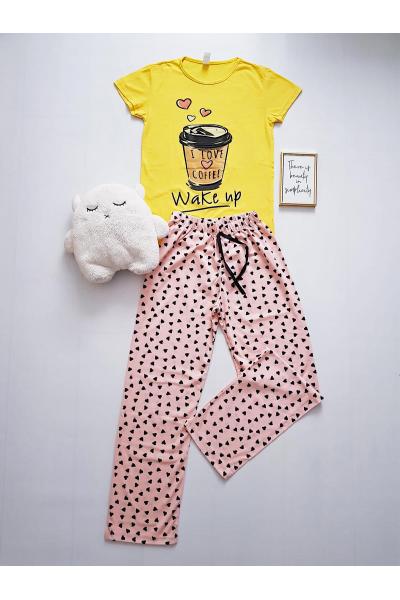 Pijama dama ieftina cu tricou galben deschis si pantaloni lungi roz cu imprimeu Coffee Wake up