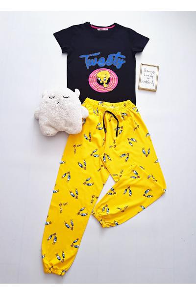 Pijama dama ieftina din bumbac cu tricou negru si pantaloni galben cu imprimeu TW