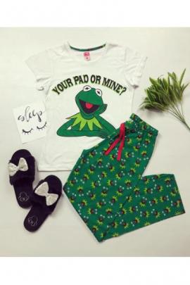 Pijama dama bumbac ieftina cu tricou alb si pantaloni lungi verzi cu imprimeu Frog