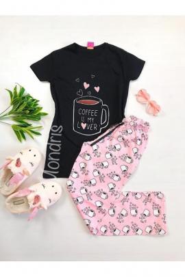Pijama dama din bumbac ieftina lunga cu pantaloni lungi roz si tricou negru cu imprimeu Coffee is my Lover