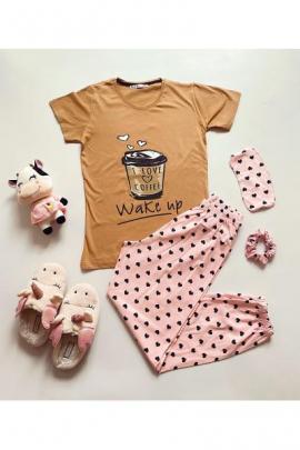 Pijama dama ieftina cu tricou maro si pantaloni lungi roz cu imprimeu Coffee Wake up
