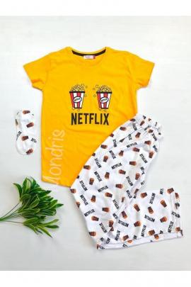Pijama dama ieftina primavara-vara cu tricou galben si pantaloni lungi albi cu imprimeu Netflix