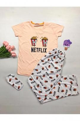 Pijama dama ieftina primavara-vara cu tricou roz pal si pantaloni lungi albi cu imprimeu Netflix