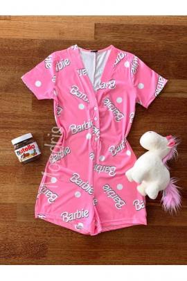 Pijama dama scurta tip salopeta roz cu nasturi si imprimeu Barbie